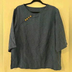 3/4 length sleeve top with beautiful button detail size XL (K109)
